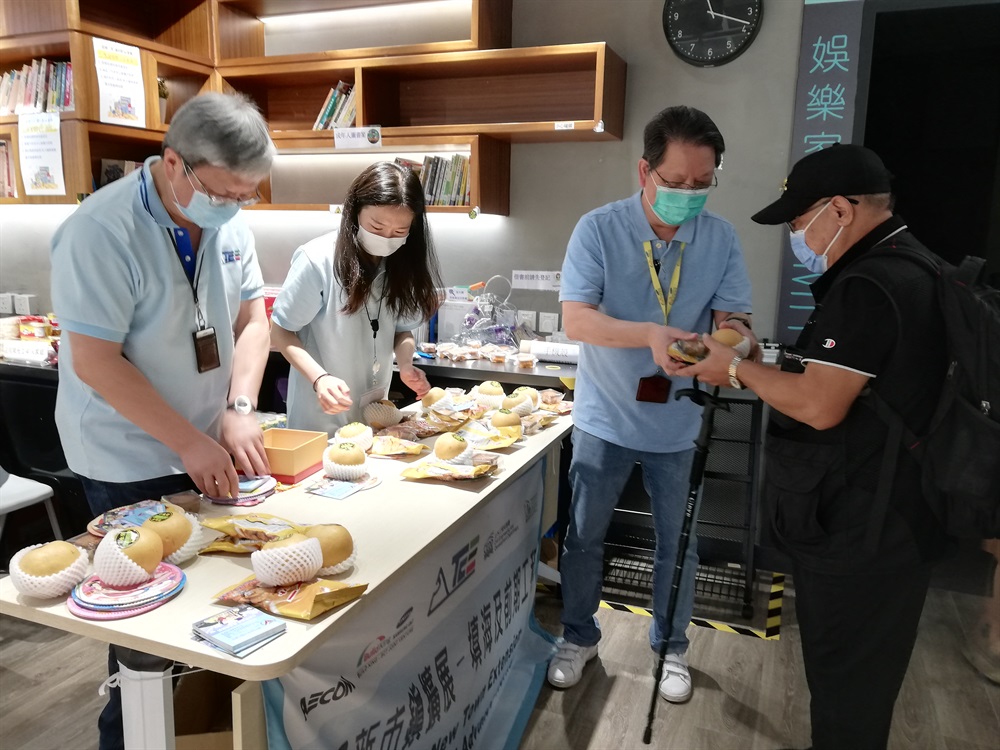 中秋節是中國的重要傳統節日之一。東涌東填海工程義工隊「友建地」與不同社區機構合辦了一系列節日活動，向東涌社區表達我們的關懷，令這具意義的中秋節增添溫暖歡樂氣氛和幫助區內居民消除因2019冠狀病毒疫情所產生的抑鬱情緒。活動包括舉辦網上燈籠製作班予小朋友，製作充滿祝福語的燈籠予長者和向街坊送上中秋福袋。