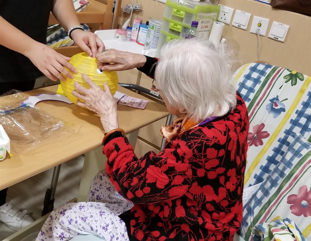 中秋節是中國的重要傳統節日之一。東涌東填海工程義工隊「友建地」與不同社區機構合辦了一系列節日活動，向東涌社區表達我們的關懷，令這具意義的中秋節增添溫暖歡樂氣氛和幫助區內居民消除因2019冠狀病毒疫情所產生的抑鬱情緒。活動包括舉辦網上燈籠製作班予小朋友，製作充滿祝福語的燈籠予長者和向街坊送上中秋福袋。