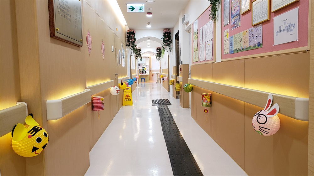 中秋節是中國的重要傳統節日之一。東涌東填海工程義工隊「友建地」與不同社區機構合辦了一系列節日活動，向東涌社區表達我們的關懷，令這具意義的中秋節增添溫暖歡樂氣氛和幫助區內居民消除因2019冠狀病毒疫情所產生的抑鬱情緒。活動包括舉辦網上燈籠製作班予小朋友，製作充滿祝福語的燈籠予長者和向街坊送上中秋福袋。