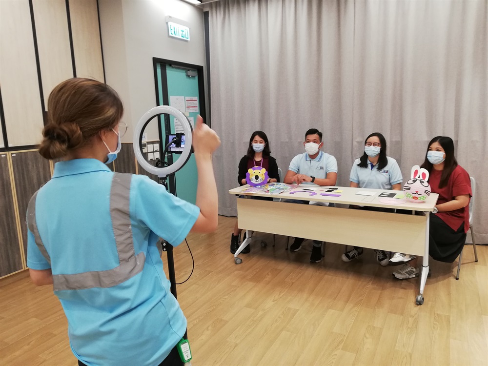 中秋節是中國的重要傳統節日之一。東涌東填海工程義工隊「友建地」與不同社區機構合辦了一系列節日活動，向東涌社區表達我們的關懷，令這具意義的中秋節增添溫暖歡樂氣氛和幫助區內居民消除因2019冠狀病毒疫情所產生的抑鬱情緒。活動包括舉辦網上燈籠製作班予小朋友，製作充滿祝福語的燈籠予長者和向街坊送上中秋福袋。