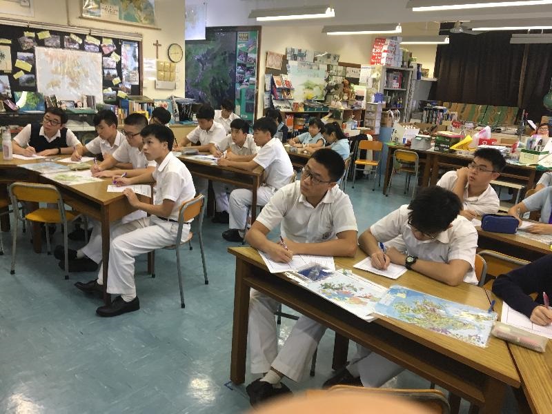 學生用心記下重點