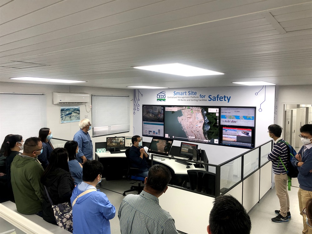 西貢區議會聯同香港泥頭車司機協會合辦一項將軍澳社區宣傳活動，安排參觀將軍澳第137區填料庫，期間填料管理部的同事介紹公眾填料的管理策略及填料庫的運作。