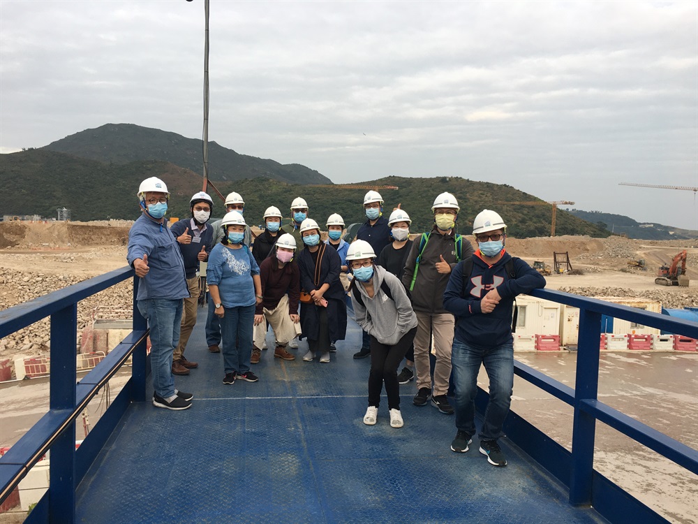 西貢區議會聯同香港泥頭車司機協會合辦一項將軍澳社區宣傳活動，安排參觀將軍澳第137區填料庫，期間填料管理部的同事介紹公眾填料的管理策略及填料庫的運作。