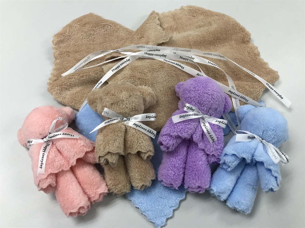 受疫情影響，向有需要人士傳送聖誕歡樂顯得更為重要。東涌東填海工程義工隊「友建地」親手製作小熊毛巾及包裝各式各樣小禮物作為聖誕禮物，向附近居民和長者送上溫暖的節日祝福。