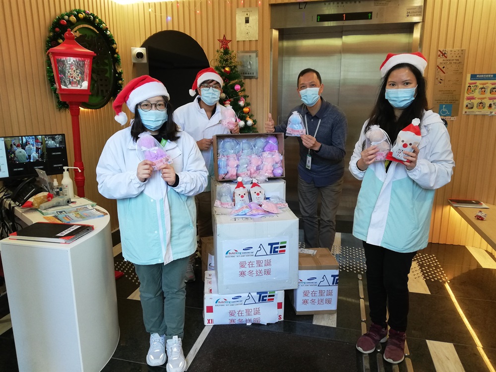 It is more important than ever to give Christmas cheers to those in need amid the outbreak of COVID-19. The volunteer team &quot;Builder&quot; of the Tung Chung East reclamation contract prepared Christmas gift bags, including towel teddy bears, to show our warmest blessing to nearby residents and the elderly.