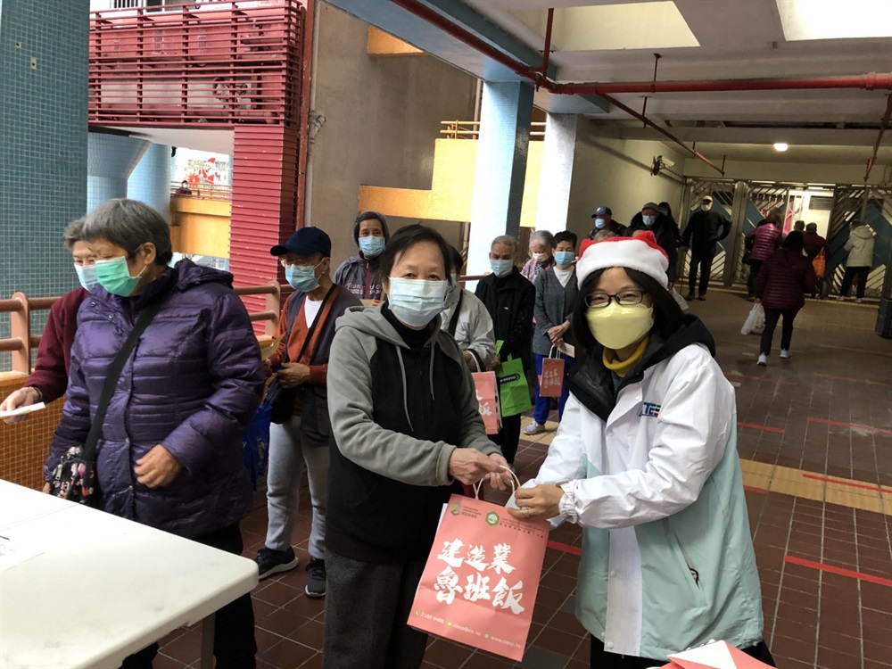 東涌東填海工程義工隊「友建地」承傳魯班先師精神，響應建造業議會「建造業魯班飯行動」的號召。義工隊向弱勢社群派發「魯班飯」，以援助他們渡過難關，送上建造業的關愛。