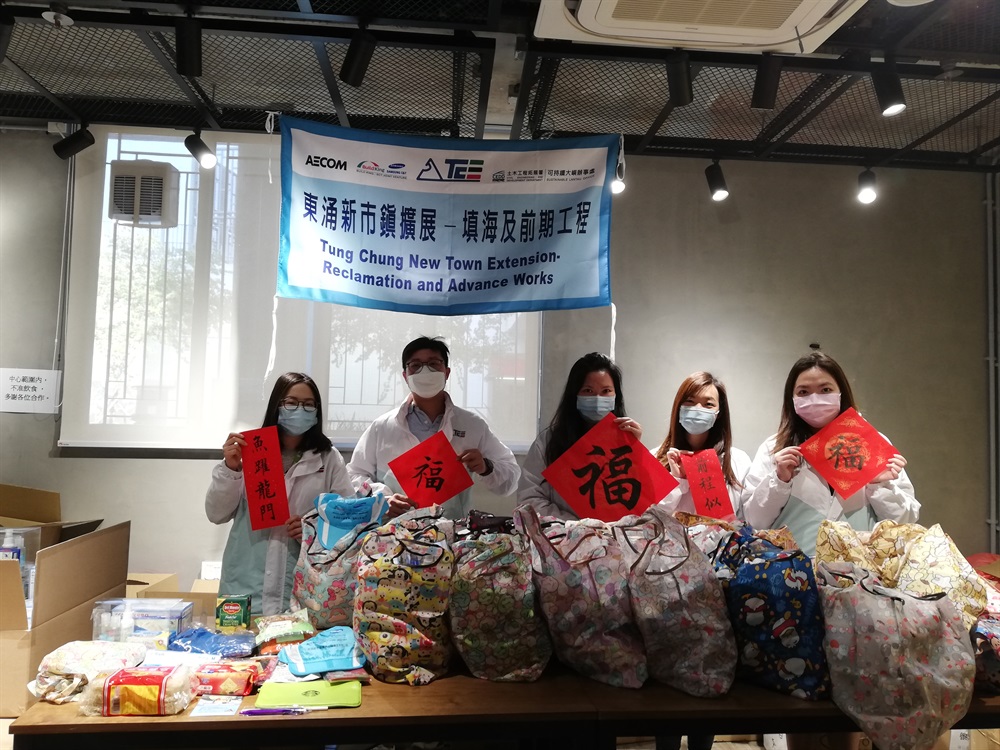 During Lunar New Year, the volunteer team &quot;Builder&quot; of the Tung Chung East reclamation project jointly organised a series of festival activities with different community organisations, including the distribution of “Fai Chun” and gift packs to Tung Chung residents, and collection of used red packets for recycling, to express our care to the community.