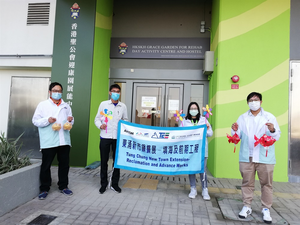 在農曆新年期間，東涌東填海工程義工隊「友建地」與不同社區機構合辦了一系列節日活動，向東涌社區表達關懷，包括送贈揮春及新年禮物包予東涌居民，以及回收利是封。