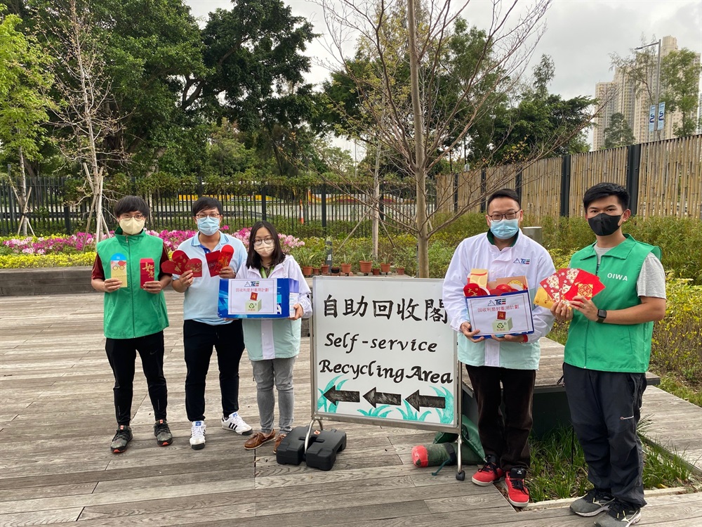 在農曆新年期間，東涌東填海工程義工隊「友建地」與不同社區機構合辦了一系列節日活動，向東涌社區表達關懷，包括送贈揮春及新年禮物包予東涌居民，以及回收利是封。