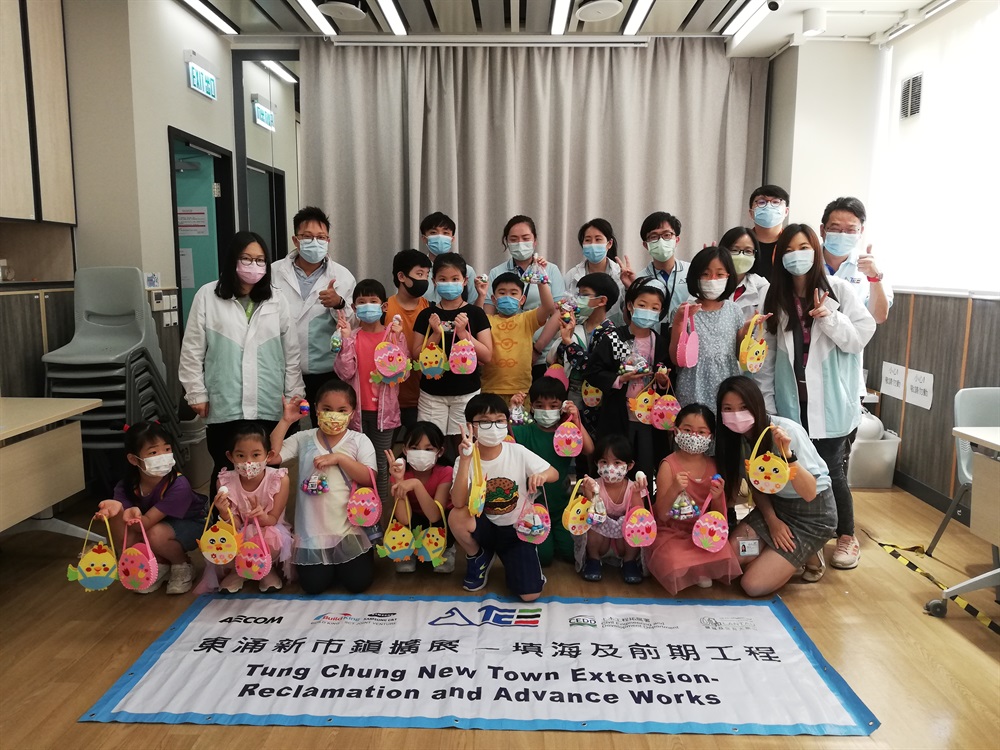 東涌東填海工程義工隊「友建地」與香港聖公會東涌綜合服務於復活節前夕舉辦復活節工作坊，內容包括製作小手袋和繪畫復活蛋，以增添社區的節日氣氛。