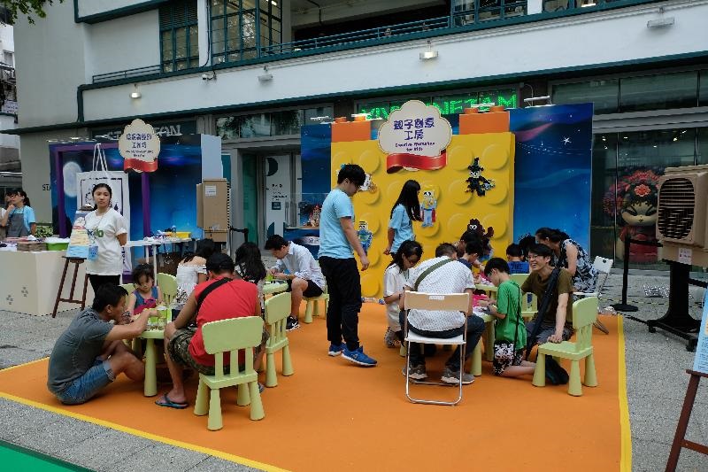 「親子創意工房」讓參與家庭親手砌出主題積木模型，以及製作卡片套。