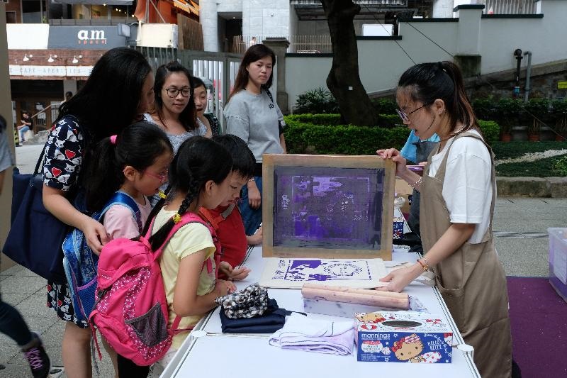 到訪的市民踴躍參與以絲網印刷製作自己的環保袋！