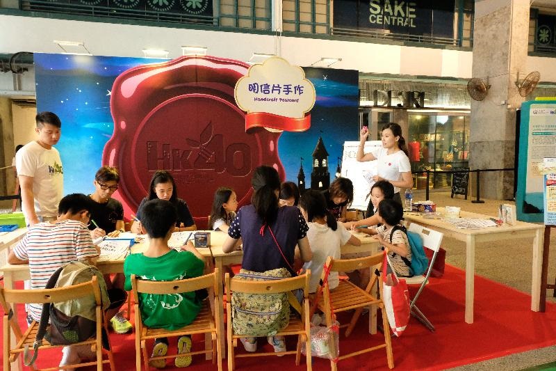 參加者在西洋書法導師的指導下，先在主題明信片上寫出心聲，然後蓋上爉漆和貼上紀念郵票，並選擇即日或一年後寄出。