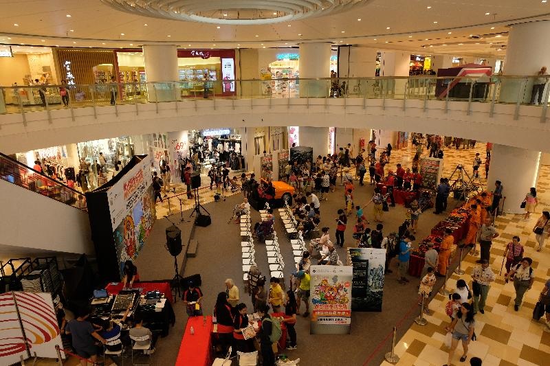 土力工程處提供的山泥傾瀉虛擬實景體驗設備，吸引了大批市民排隊輪賞。