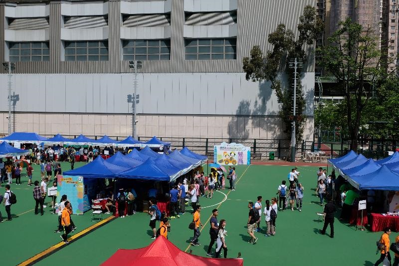 會場提供遊戲攤位和手工藝工作坊，讓市民免費參加