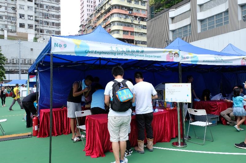 市民在遊戲攤位自製工地安全心意卡