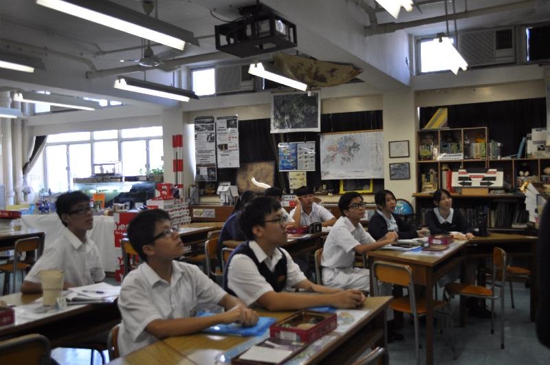 學生專心傾聽講座