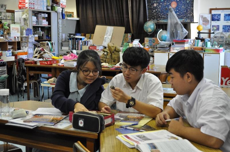 同學研究不同種類的石材