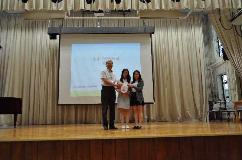 校方致送紀念品給本署代表