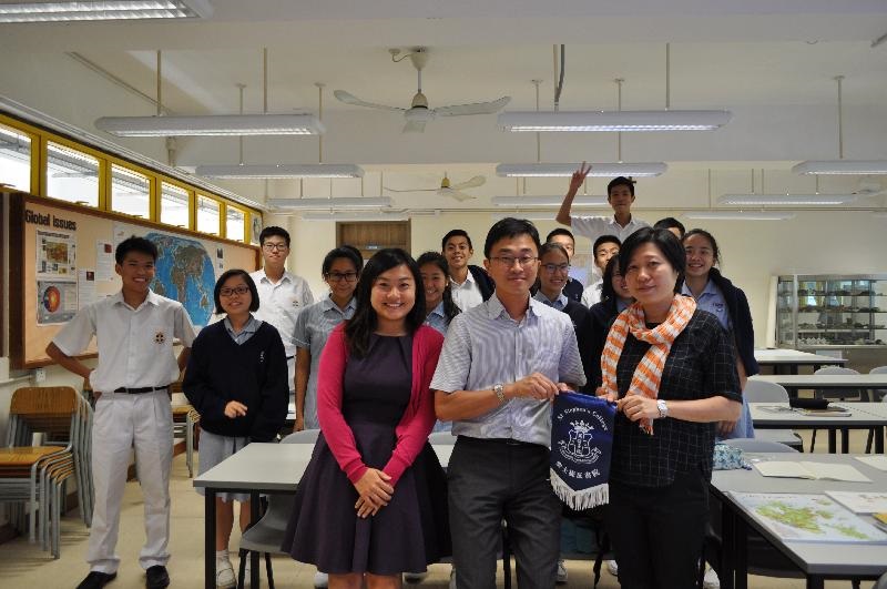 校方致送紀念品給本署代表