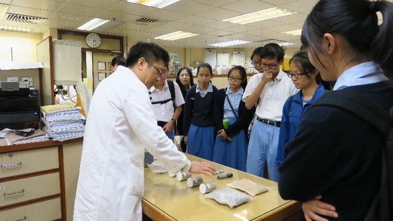 同學細心聆聽測試程序的介紹