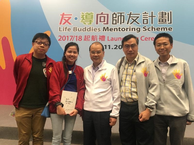 土木工程拓展署代表與政務司司長張建宗先生合照