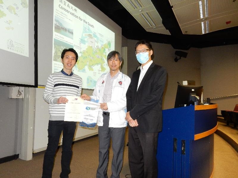 校方致送紀念品給本署代表