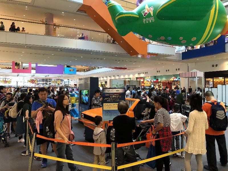 市民排隊體驗山泥傾瀉虛擬實景