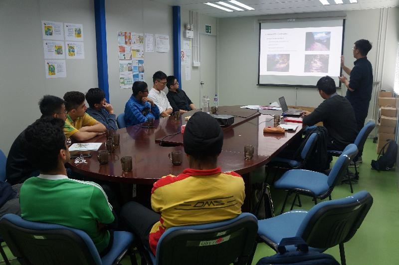 同學留心細聽工程師日常的工作