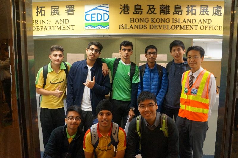 同學出發工作前與工程師們合照