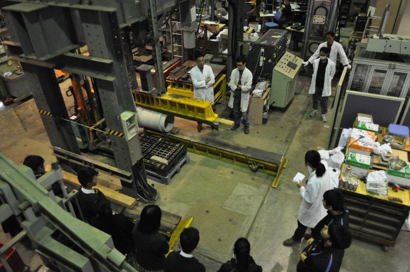 同學細心觀看實驗過程