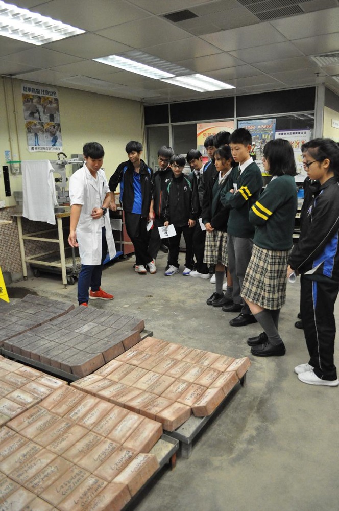 Students looking at the process of the experiment