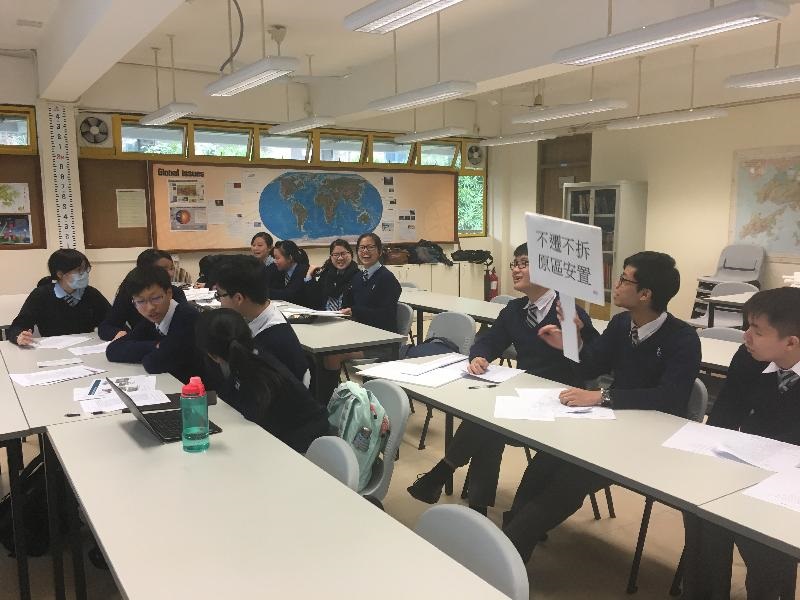 各同學都投入演出