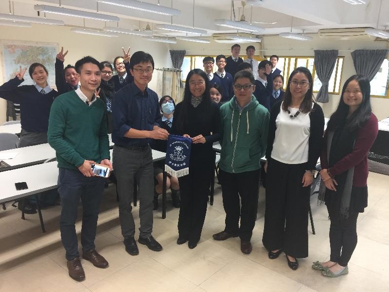 校方致送紀念品給本署代表