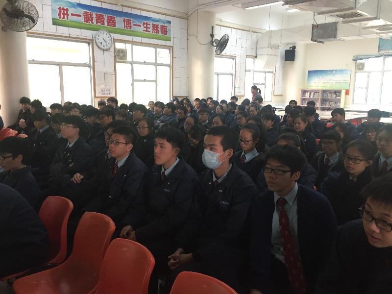 學生專心傾聽講座