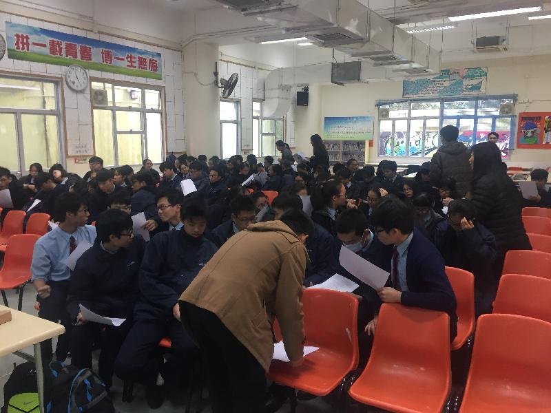 各同學都投入演出