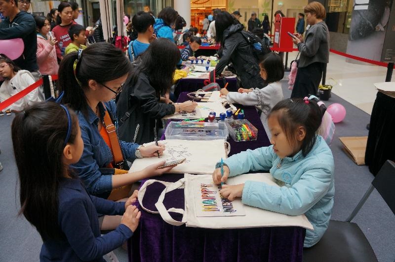 家長與小朋友自製環保袋。