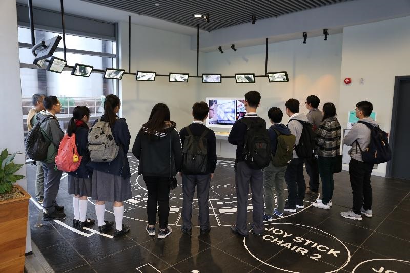 同學們觀看短片，了解源.區的設施和日常運作。