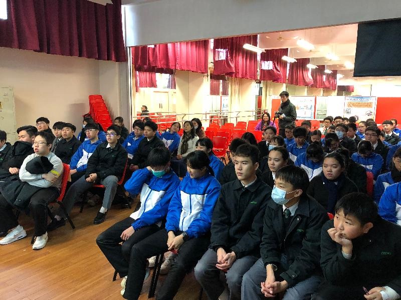 同學們專心聆聽日常工作點滴的分享。