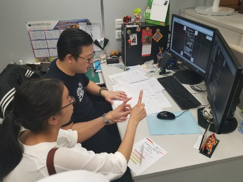 向同學講解其工作範疇和基礎工程知識。