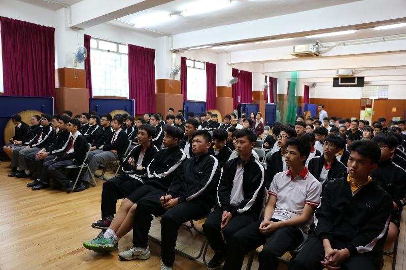 同學專心聆聽講座。