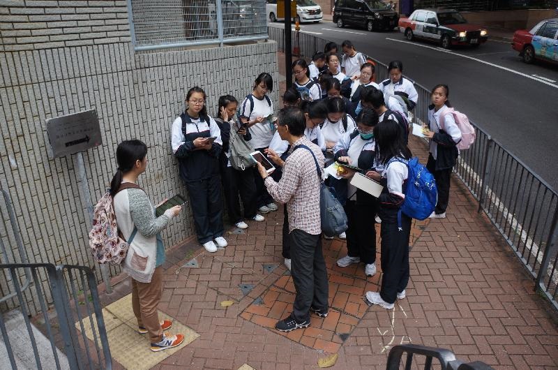 指導同學一起使用「寶雲道斜坡研徑」流動應用程式