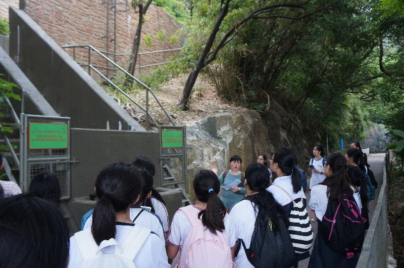 同學們留心聆聽防止及防治山泥傾瀉措施的介紹。