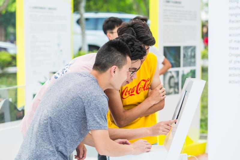 是次展覽介紹了香港斜坡安全系統及相關事項，其中包括﹝1﹞【山崩土淹】一書中記載的香港過去發生嚴重山泥傾瀉的事件，﹝2﹞長遠防治山泥傾瀉計劃及山泥傾瀉災害緩減措施，和﹝3﹞寶珊排水隧道地下水位調控系統。展覽另設展板介紹近年川港技術交流合作項目，而場內亦設有山泥傾瀉虛擬實景體驗區。