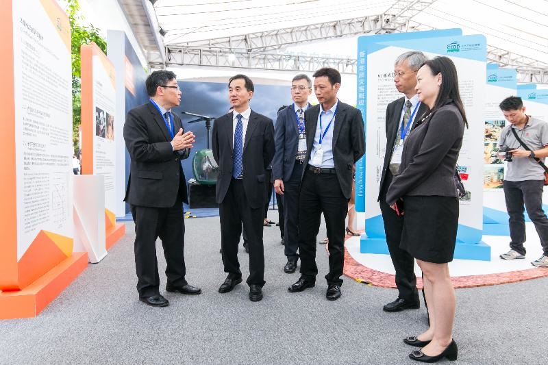 是次展覽介紹了香港斜坡安全系統及相關事項，其中包括﹝1﹞【山崩土淹】一書中記載的香港過去發生嚴重山泥傾瀉的事件，﹝2﹞長遠防治山泥傾瀉計劃及山泥傾瀉災害緩減措施，和﹝3﹞寶珊排水隧道地下水位調控系統。展覽另設展板介紹近年川港技術交流合作項目，而場內亦設有山泥傾瀉虛擬實景體驗區。