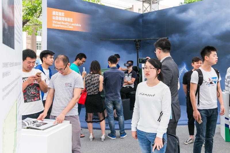 是次展覽介紹了香港斜坡安全系統及相關事項，其中包括﹝1﹞【山崩土淹】一書中記載的香港過去發生嚴重山泥傾瀉的事件，﹝2﹞長遠防治山泥傾瀉計劃及山泥傾瀉災害緩減措施，和﹝3﹞寶珊排水隧道地下水位調控系統。展覽另設展板介紹近年川港技術交流合作項目，而場內亦設有山泥傾瀉虛擬實景體驗區。