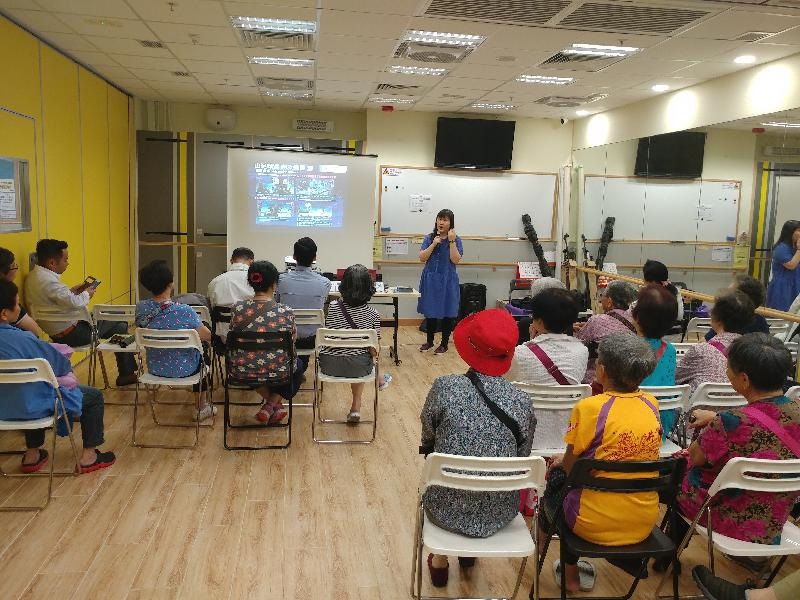 District Office orgainsed a briefing session for residents in Sham Tseng and invited representatives from Hong Kong Observatory, Drainage Services Department and Civil Engineering and Development Department to brief the residents the alert system for