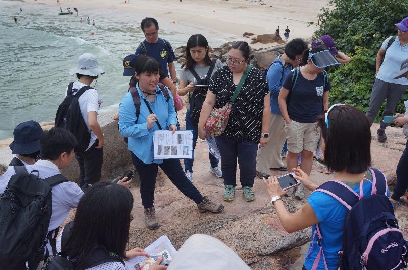 To provide training for secondary school geography teachers to hold field trips for their students, Geotechnical Engineering Office arranged a joint geology field trip with the Education Bureau. The field trip was guided by our geologist to visit Shek O Headland to look at the geology and coastal features etc.