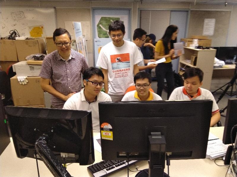 同學在友師的指導下，學習數據處理方法。