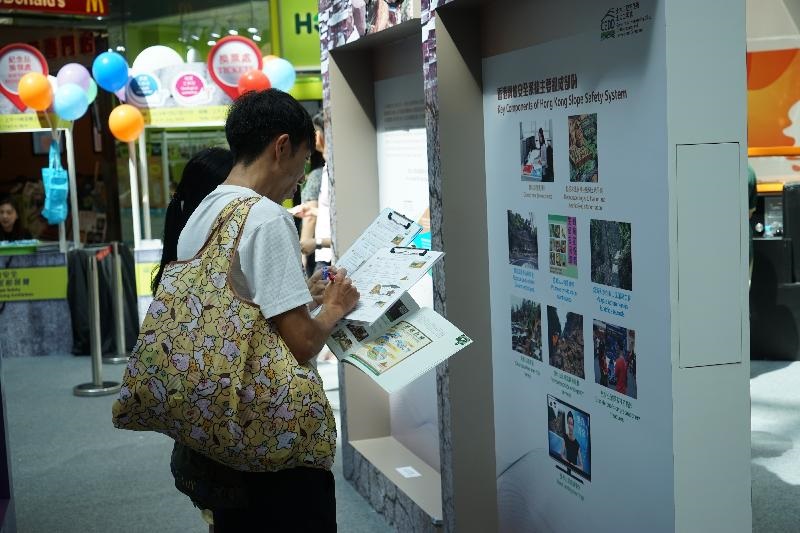 市民參加問答遊戲，答對所有問題可獲取紀念品一份。